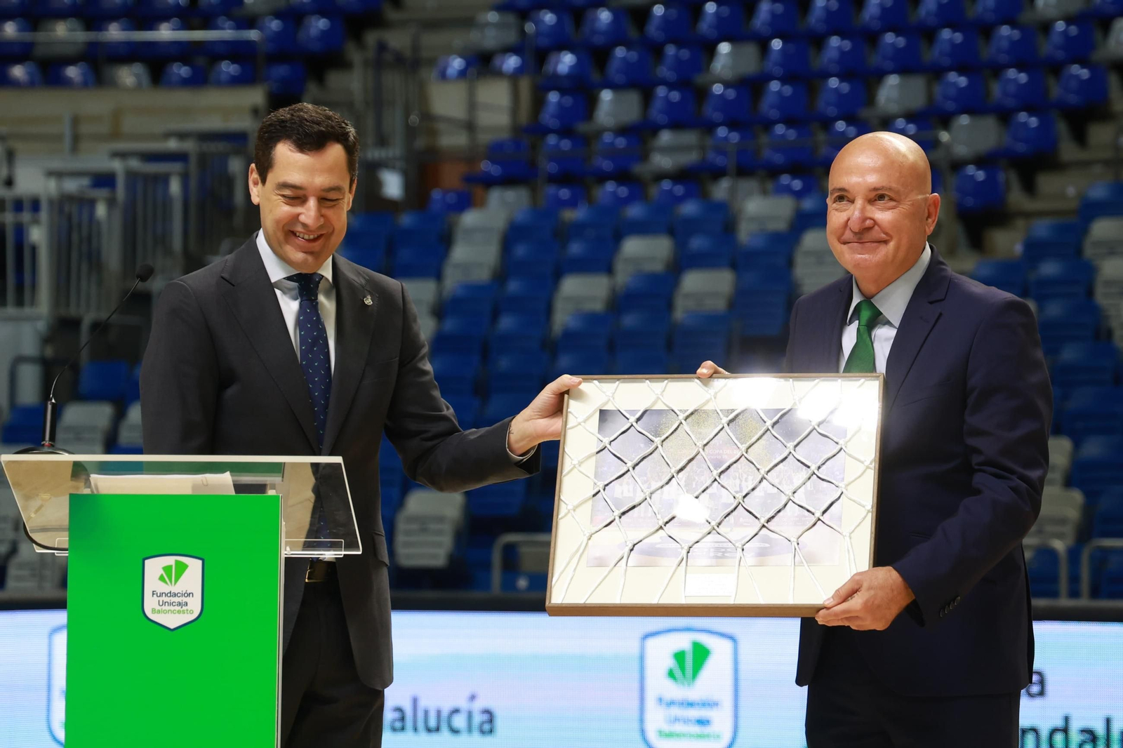 El presidente de la Junta de Andañucía, Juanma Moreno, visita a los campeones de la Copa del Rey
