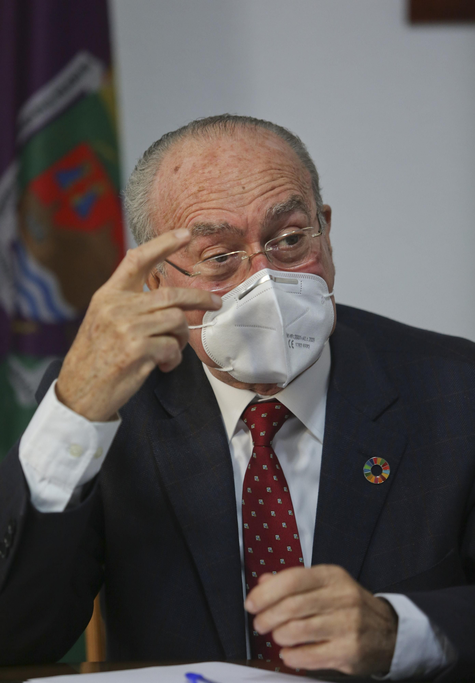 De la Torre gesticula durante la entrevista.