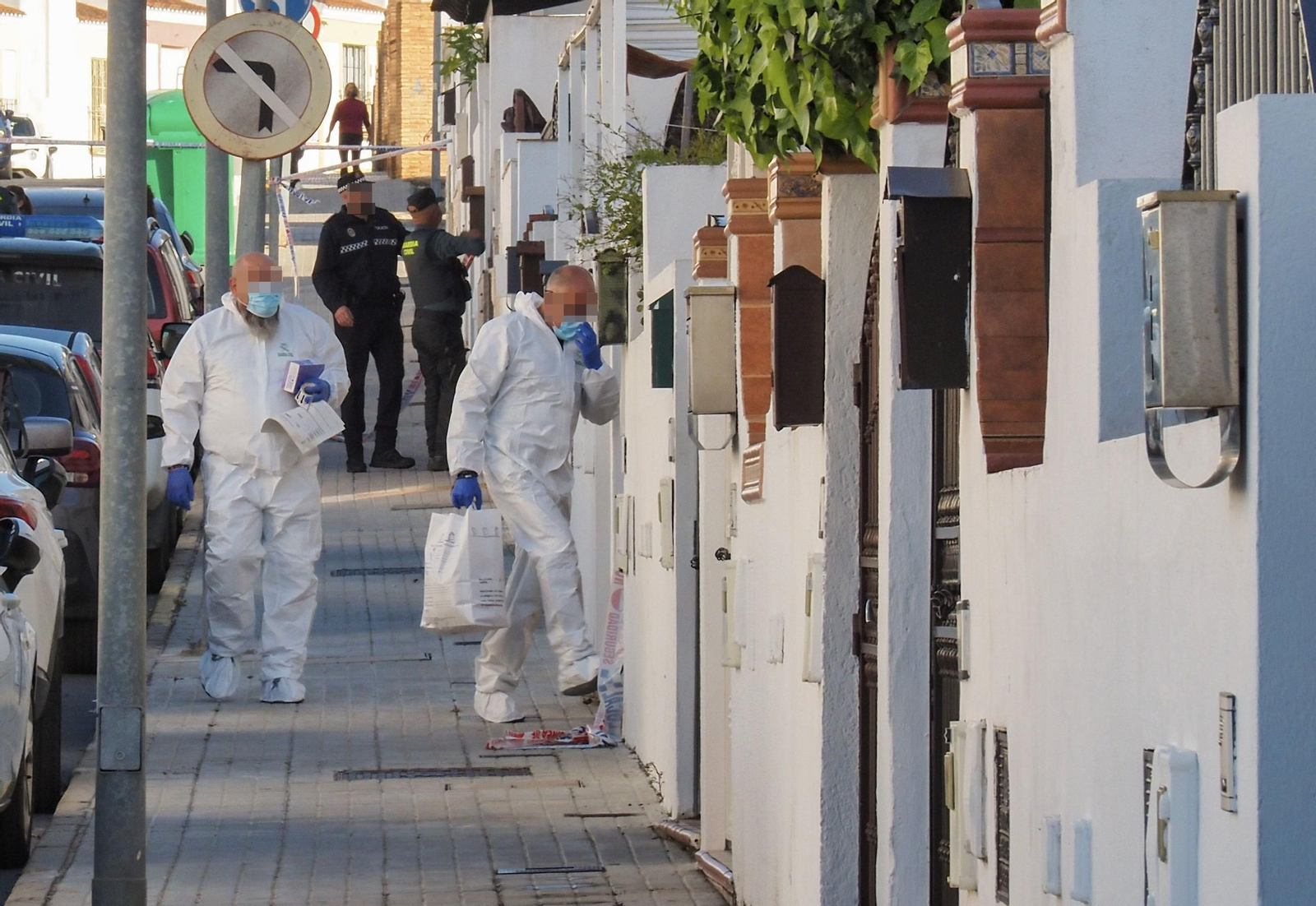 Efectivos de criminalística de la Guardia Civil investigan el caso de una mujer asesinada a martillazos en Cartaya.