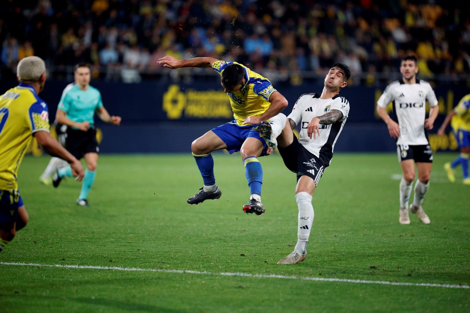 Un lance del partido entre el Cádiz y el Burgos.