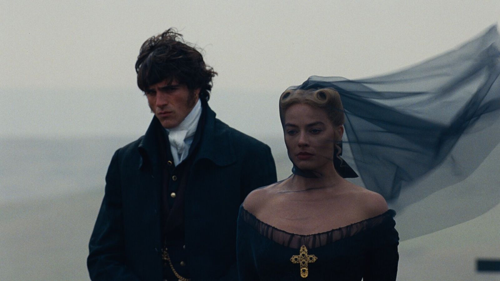 Jacob Elordi y Margot Robbie reviven 'Cumbres borrascosas'.
