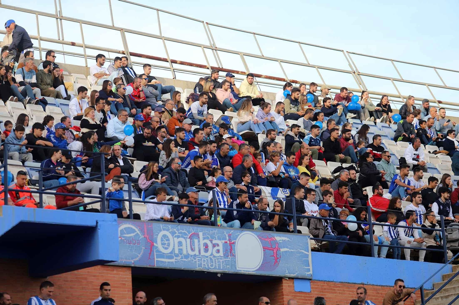 Imágenes del ambiente en las gradas del Nuevo Colombino