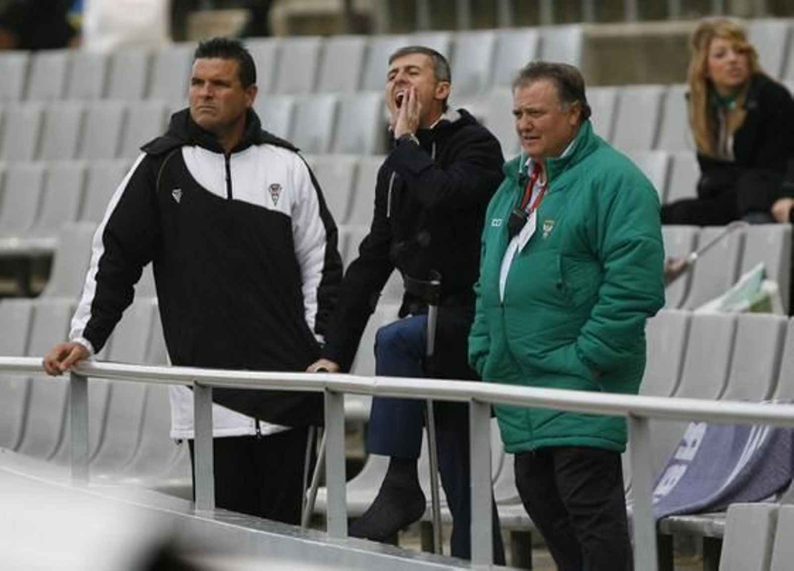 Alcaraz, dando órdenes desde la grada.

Foto: Jose Martinez