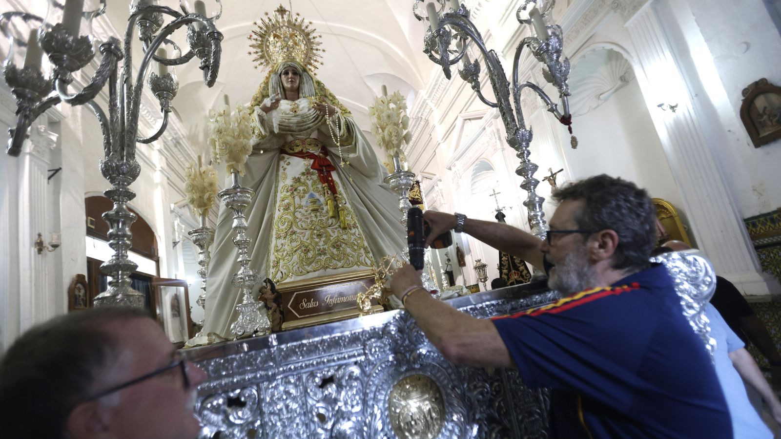 Preparativos en las iglesias de Algeciras para la Magna Mariana, en imágenes