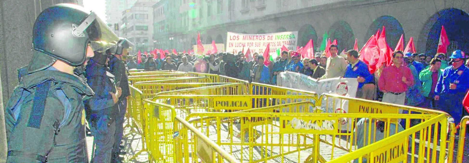 Mineros concentrados en la Subdelegación del Gobierno en Huelva en febrero de 2002 para presionar a las Administraciones en la búsqueda de un acuerdo a la crisis de la minería.