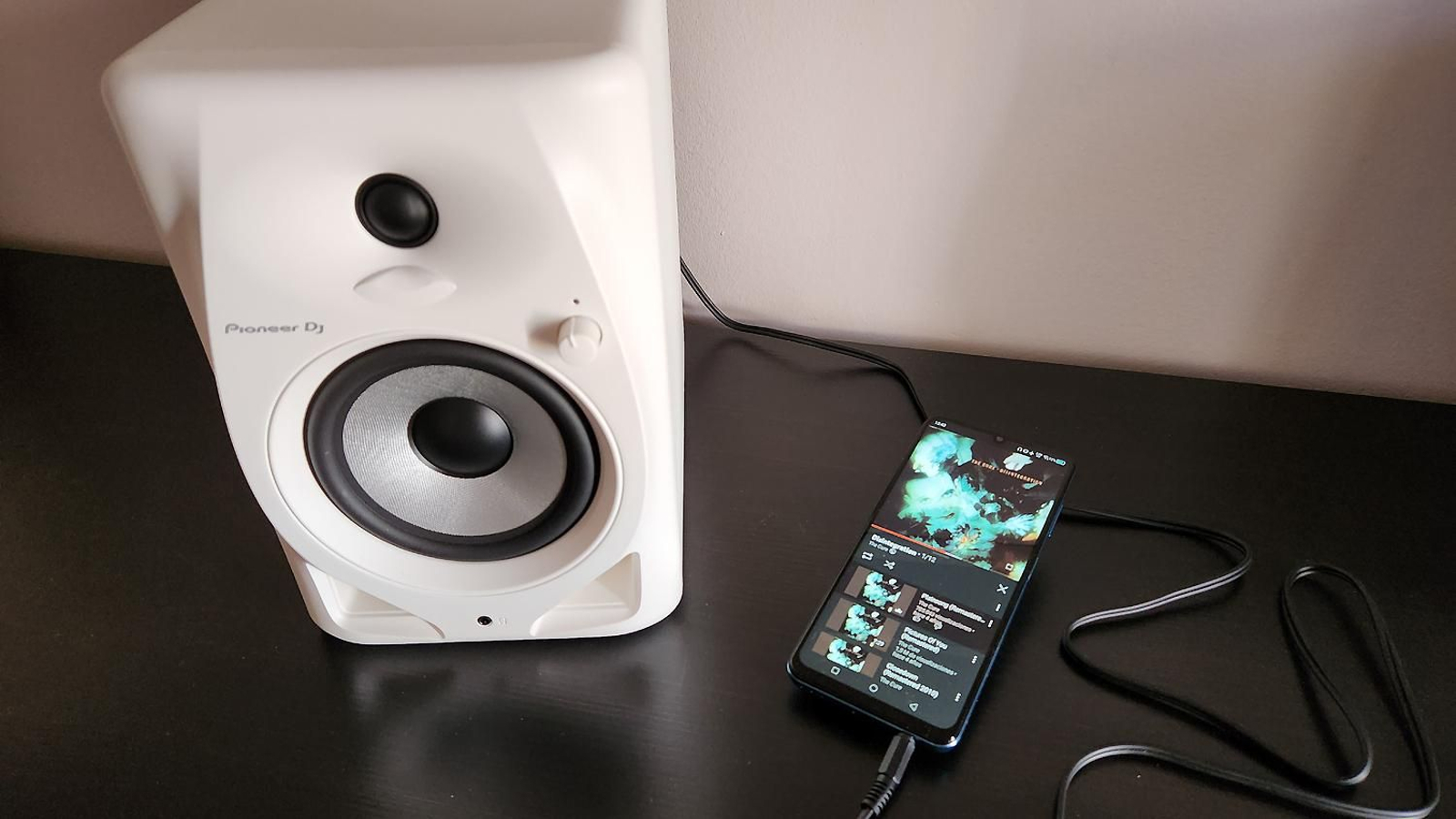 Altavoces Pioneer DJ DM-50D conectados a un teléfono móvil