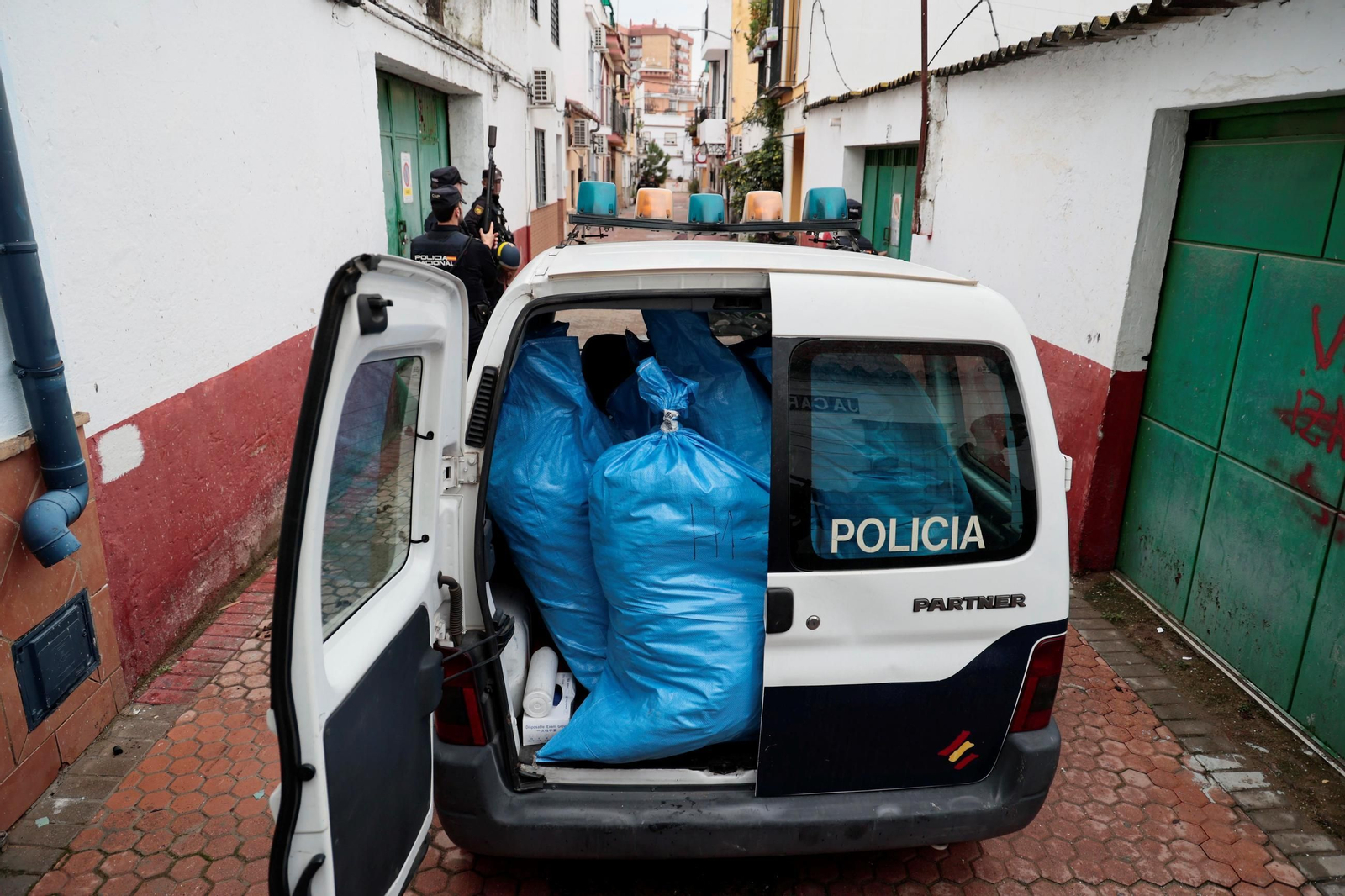 Un vehículo policial, cargado de plantas de marihuana en la Bachillera.