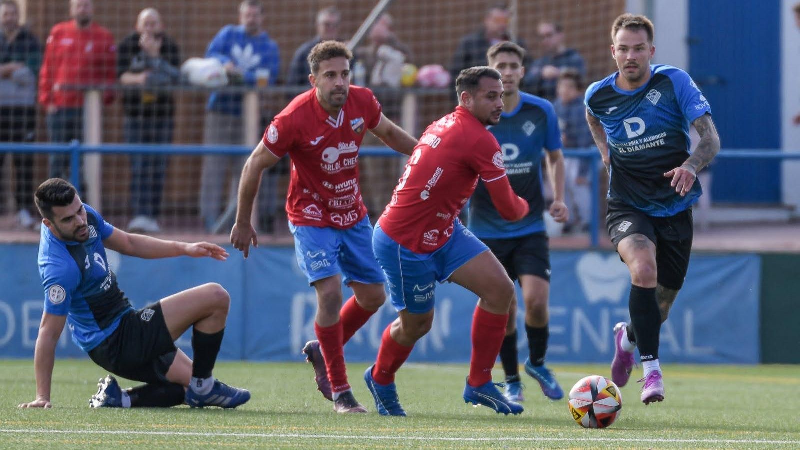 Jay Spires persigue a un rival durante la visita al Torre del Mar de la pasada temporada.