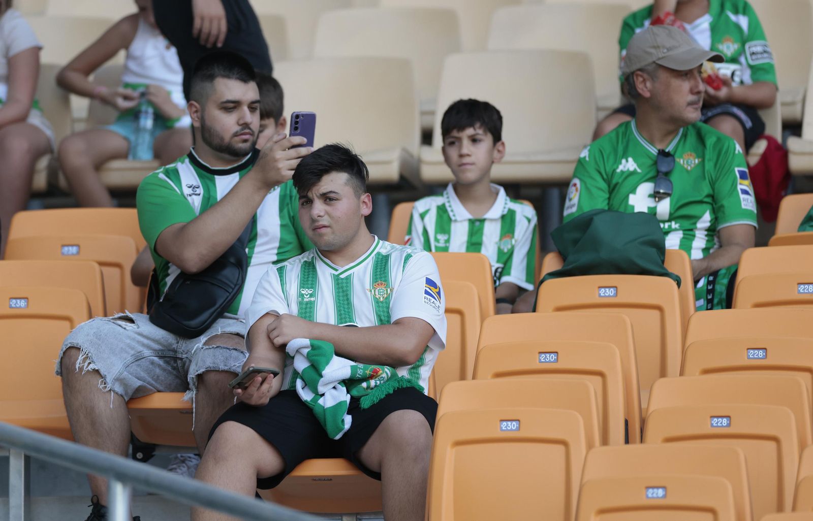 Búscate en las fotos del Betis - Athletic Club