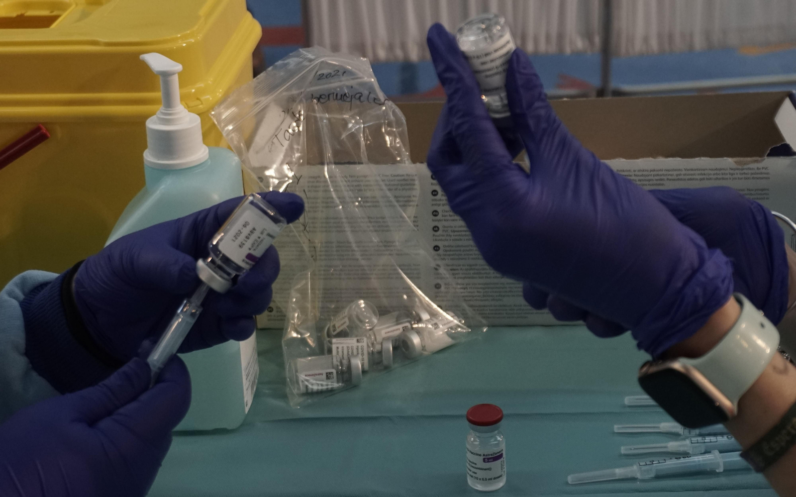 Enfermeras preparan las dosis del fármaco de AstraZeneca en un centro de vacunación de Sevilla.