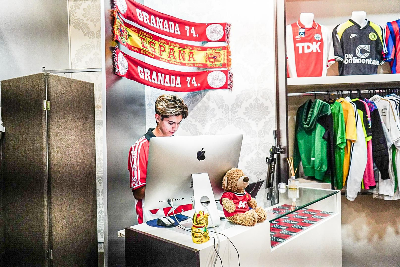 Las imágenes: así es la tienda con más de 3.000 camisetas de fútbol retro de Granada