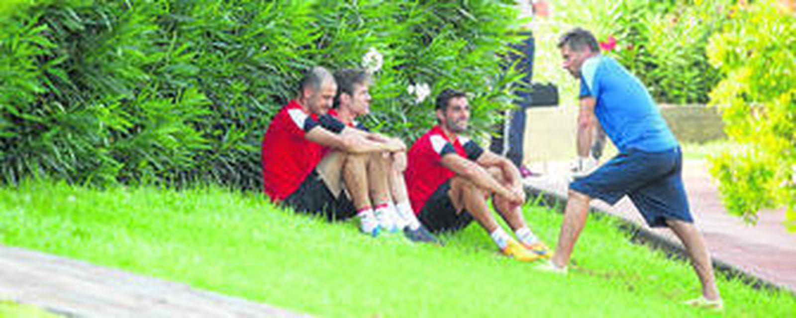 Fernando Soriano y Miguel Ángel Corona, sentados en la ladera del anexo junto a Trujillo -ya en el Levante-, dialogan con Ángel Férez, el preparador de porteros.