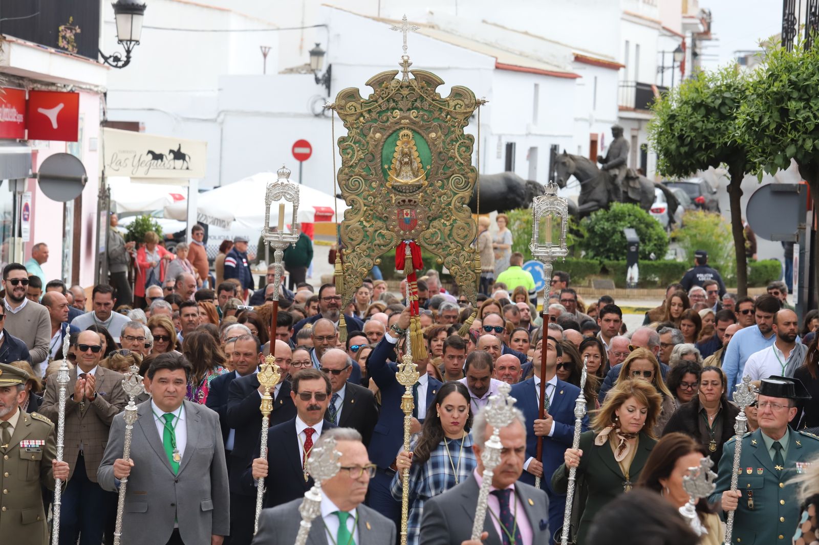 Imágenes de la misa de la Hermandad del Rocío de Huelva ante la Virgen del Rocío