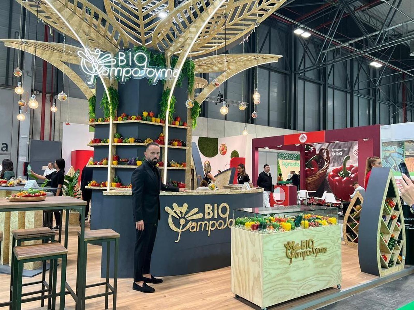 El gerente Francisco Montoya en el Stand de Campojoyma