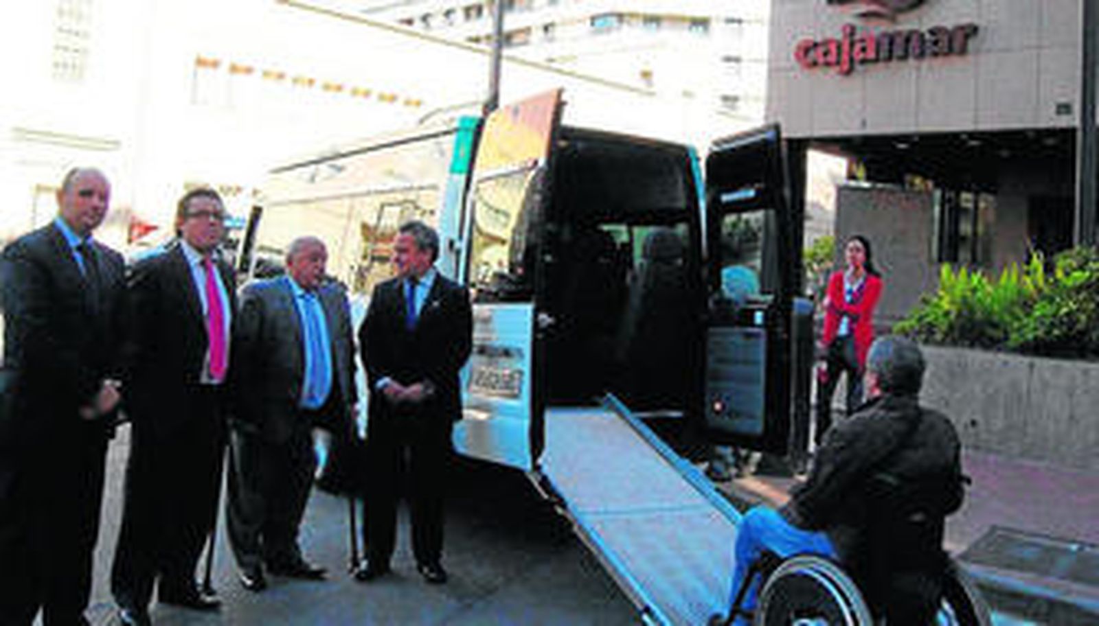 El nuevo vehículo cuenta con una rampa para el acceso de los discapacitados.