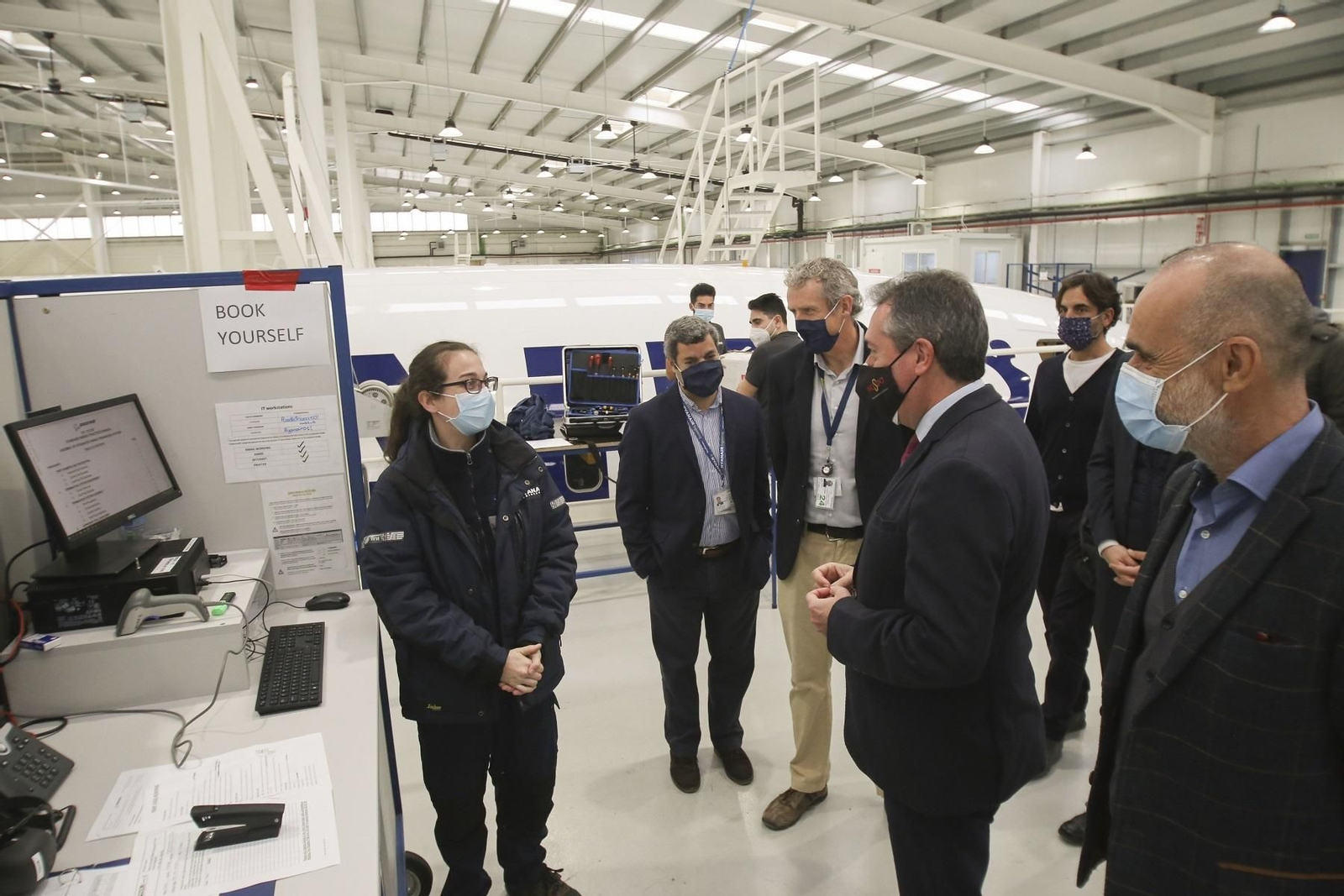 Espadas y Muñoz en su visita al segundo hangar con Alfredo Arranz y Neil Hickey, de Ryanair.