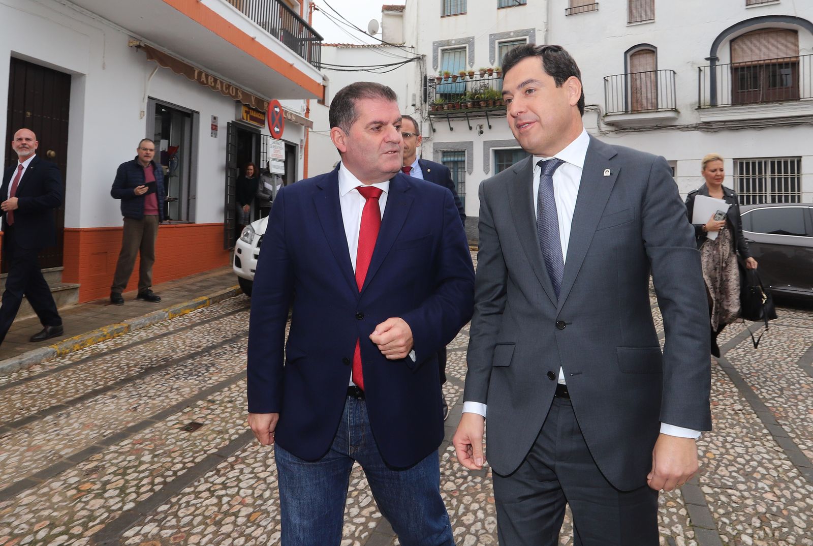 Imágenes de la visita del presidente de la Junta, Juanma Moreno a Jabugo, Ayuntamiento y sede de la DO Jabugo.