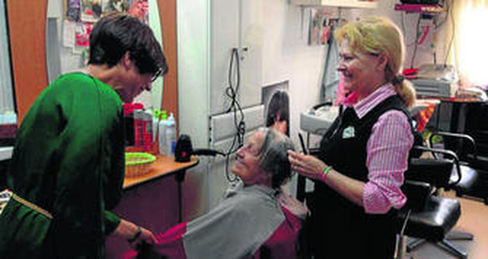 María Gámez ayer en una visita al centro de mayores de Puerta Blanca.