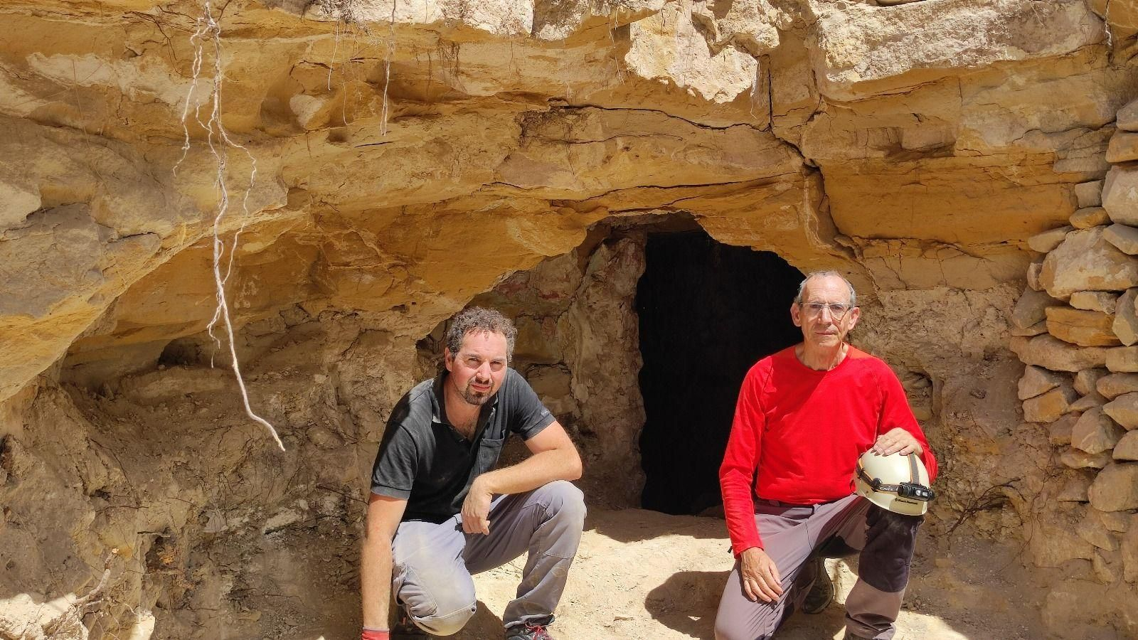 El arqueólogo Fabián Valcárcel y Cristóbal Pulpillo junto a la entrada de una de las casas cueva.