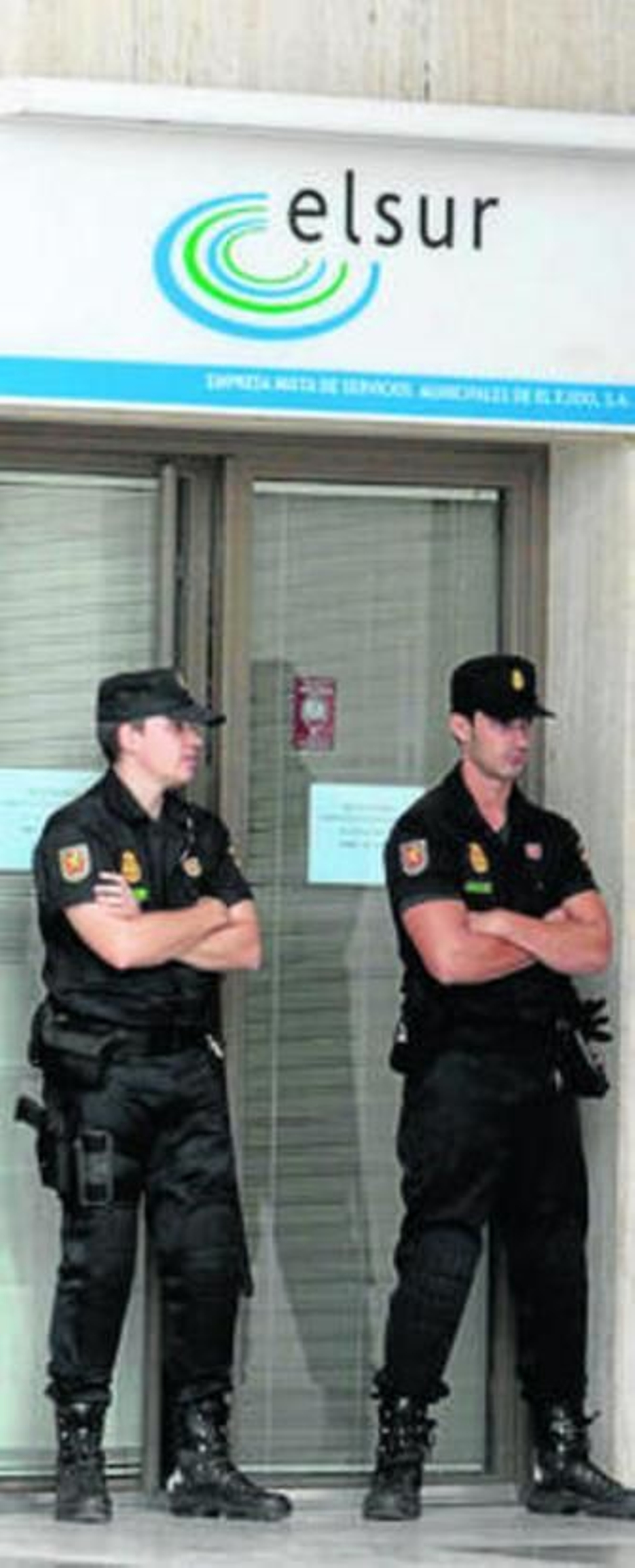 La Policía custodia la puerta de la sede de Elsur, el 20 de octubre.