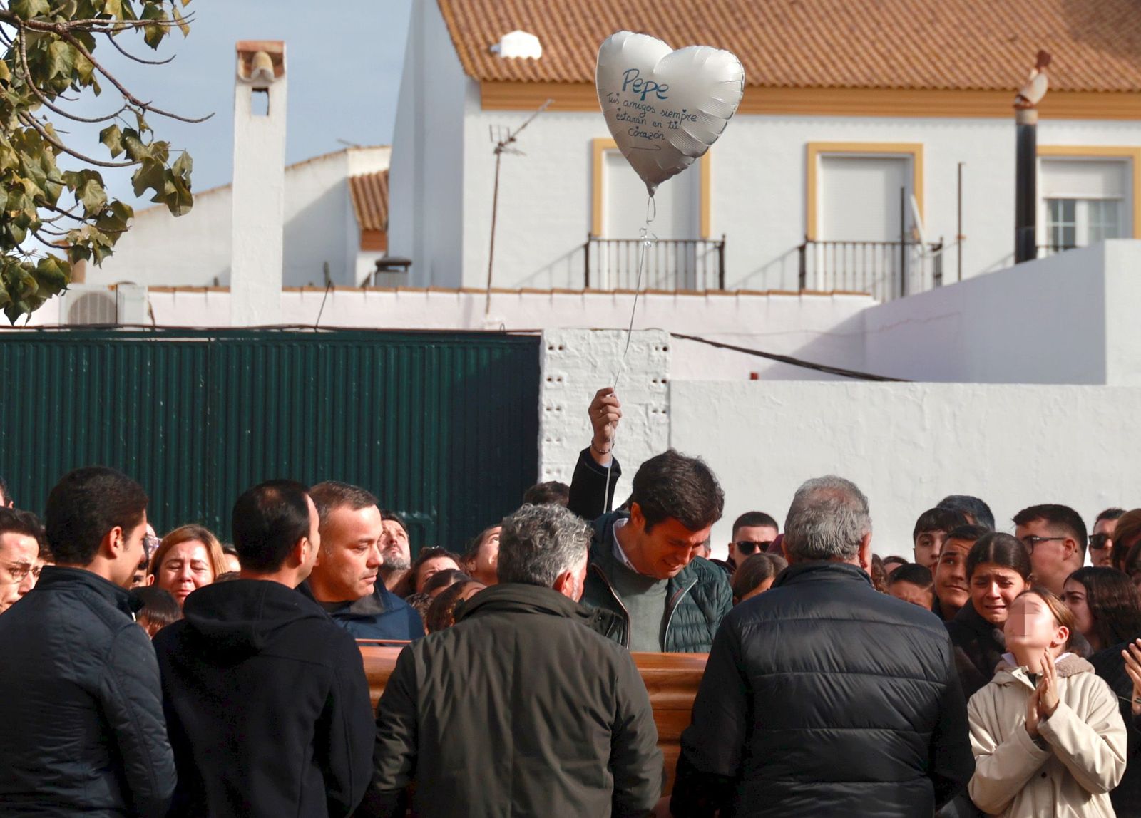 Dolor y desolación en Aljaraque: Las fotos de la desgarradora despedida a la familia Zamorano fallecida en Adamuz