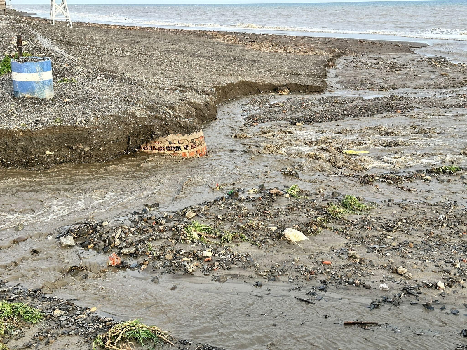 Socavones en la playa de Torre de Benagalbón a causa de la última borrasca
