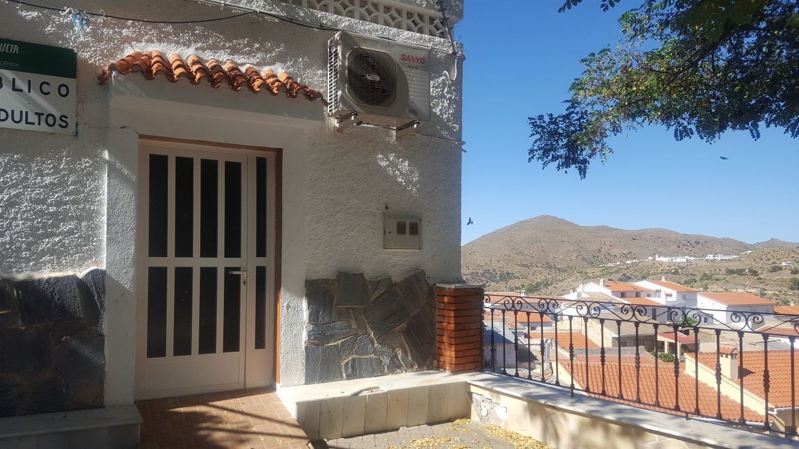 El actual Centro de Adultos se convertirá próximamente en la nueva tienda de alimentación de Tahal.