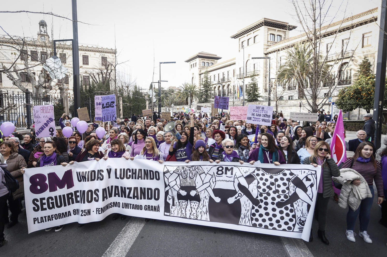 Una ola morada inunda la avenida principal de Granada en el Día de la Mujer