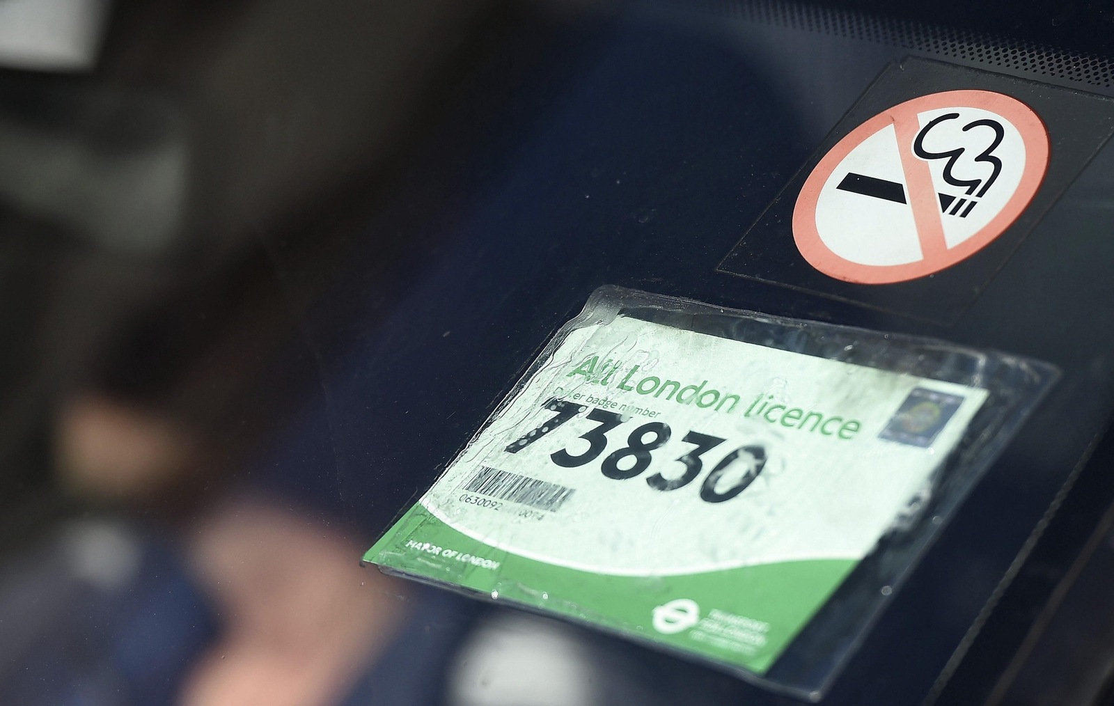 Una pegatina que prohíbe fumar en el parabrisas de un vehículo en Londres.