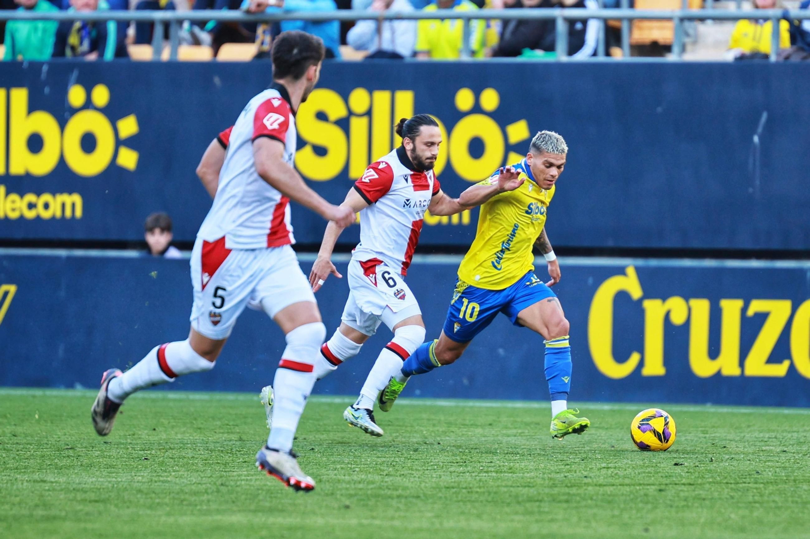 Brian Ocampo se va en carrera de Kochorashvili.