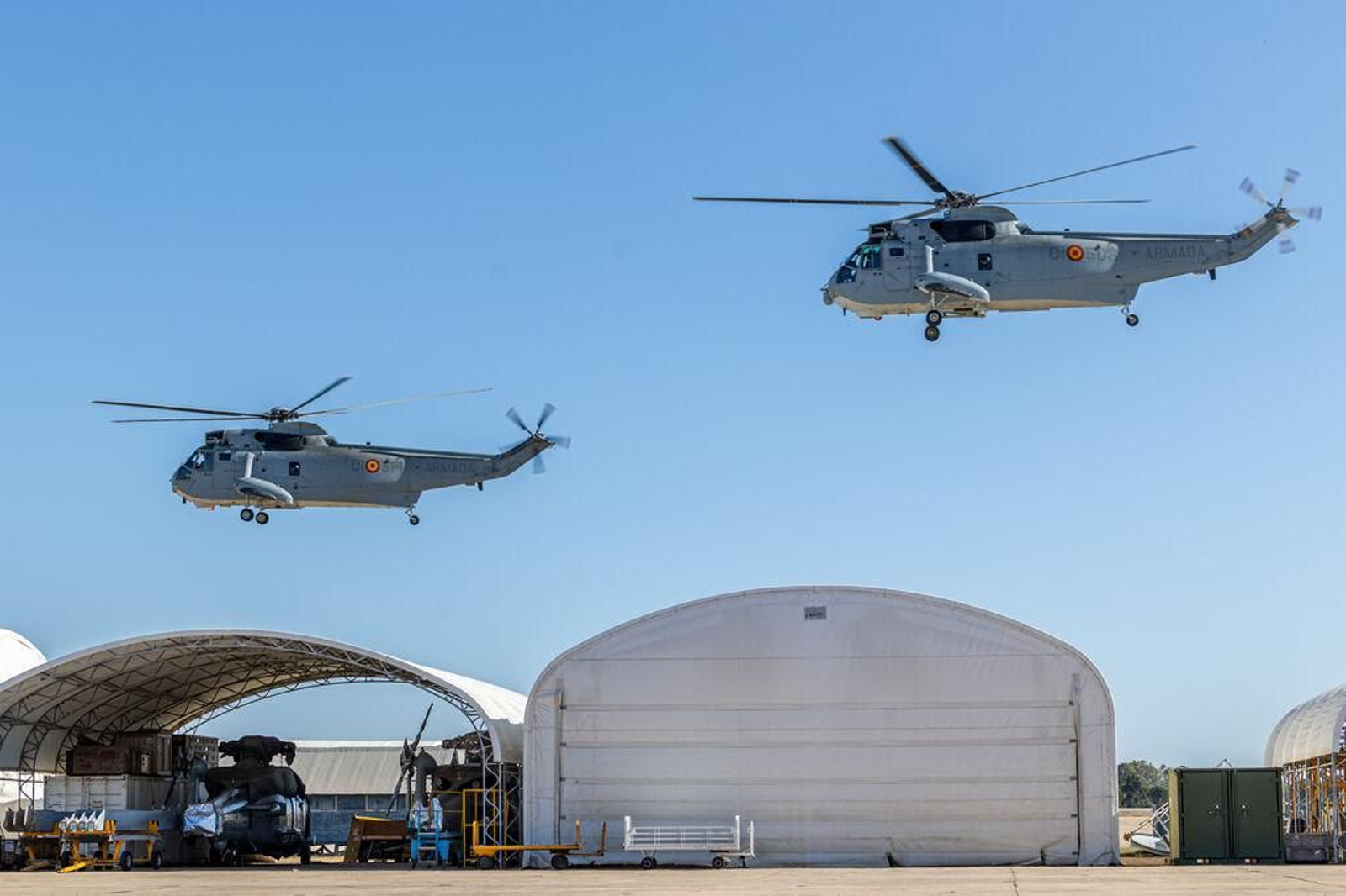 Helicópteros de la Quinta Escuadrilla sobrevuelan las instalaciones de la Flotilla de Aeronaves en Rota.