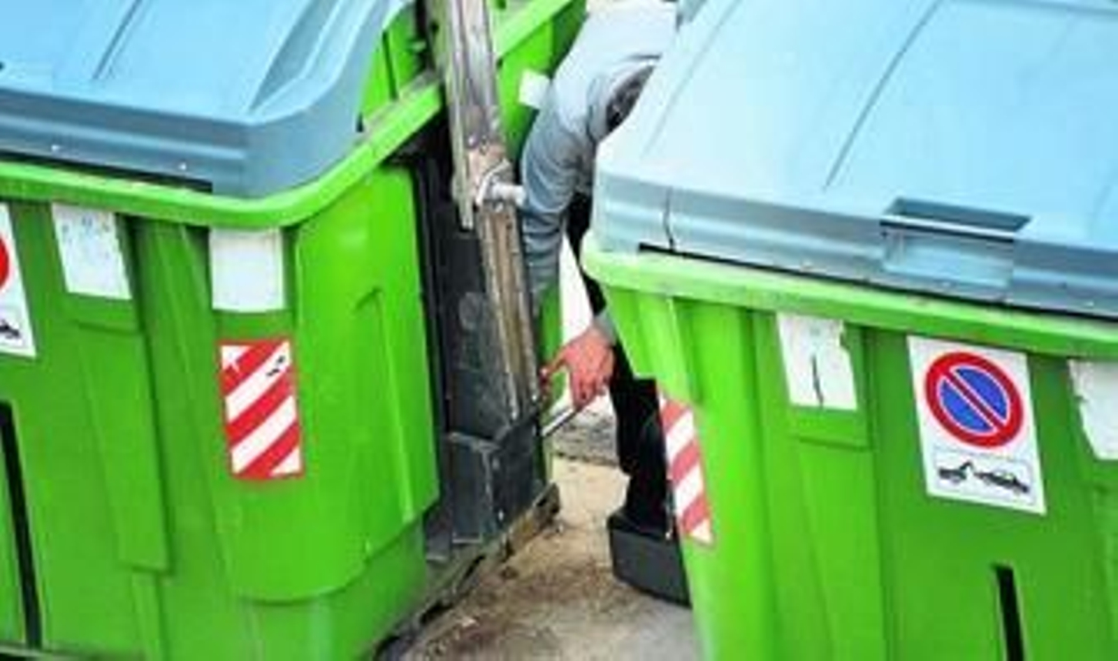 Momento del robo, el pasado martes, en un contenedor de La Granja.