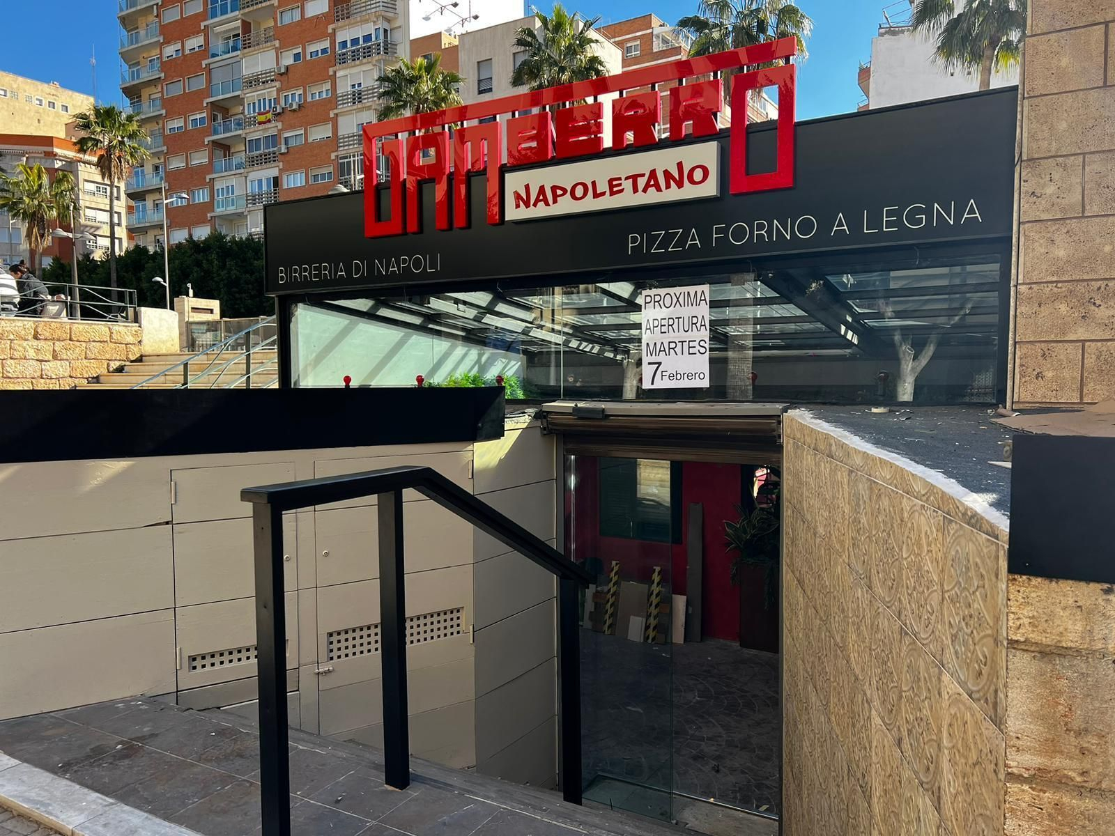 Entrada principal del nuevo restaurante 'Gamberro' en la Rambla de Almería