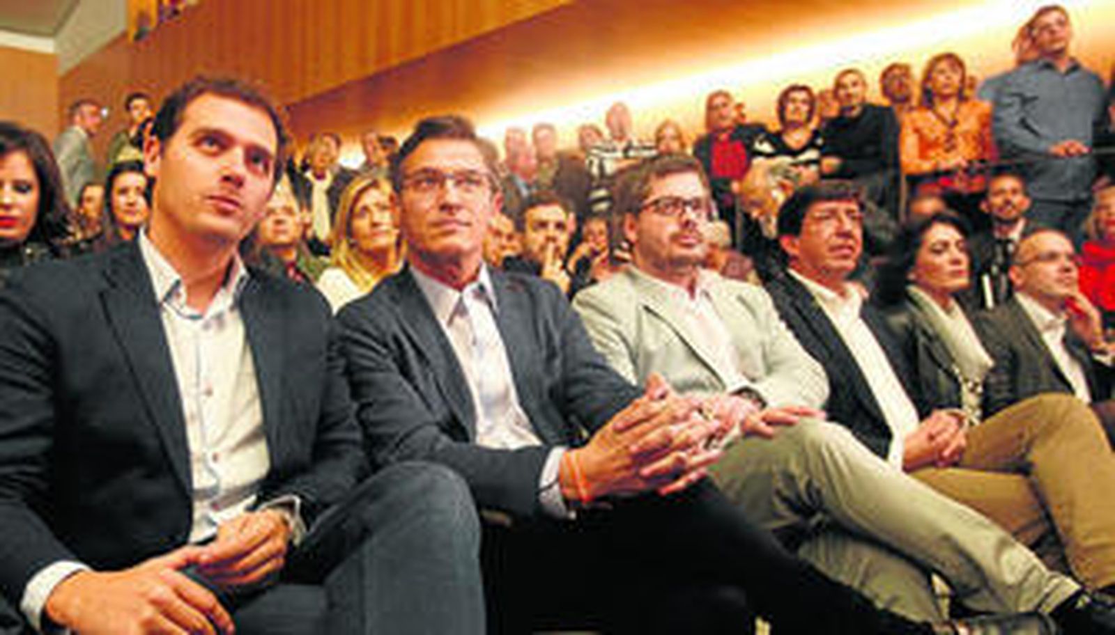 Albert Rivera sentado junto a Luis Salvador y Fran Hervías, secretario de organización de Ciudadanos con ráices granadinas.