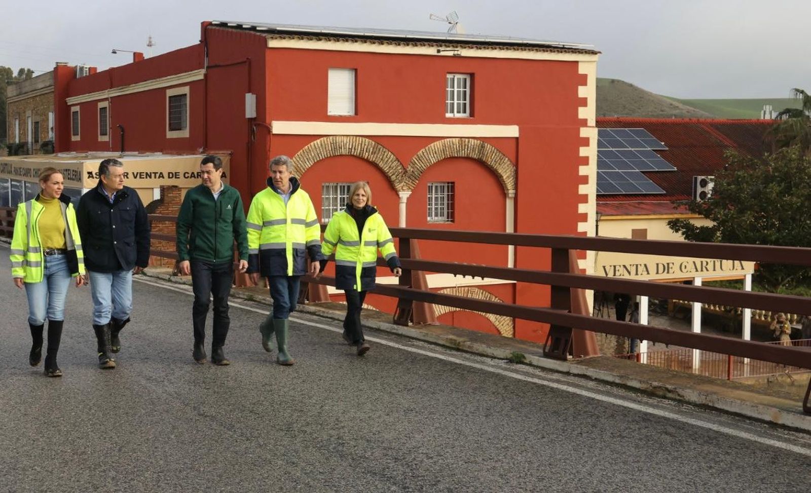 Imágenes de la visita de Alberto Núñez Feijóo y Juanma Moreno a las zonas inundadas de Jerez