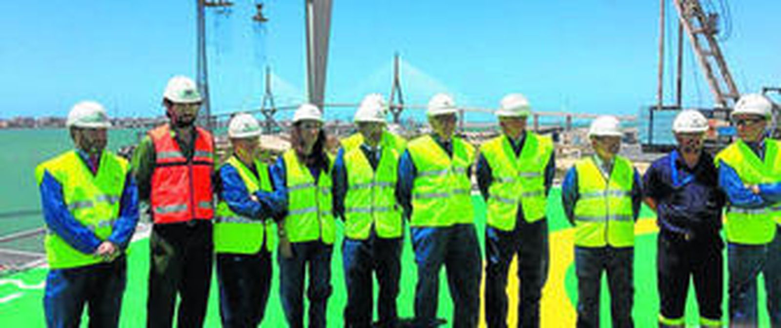 El consejero Sánchez Maldonado, en el centro, junto a varios responsables de la factoría de Navantia de Puerto Real.