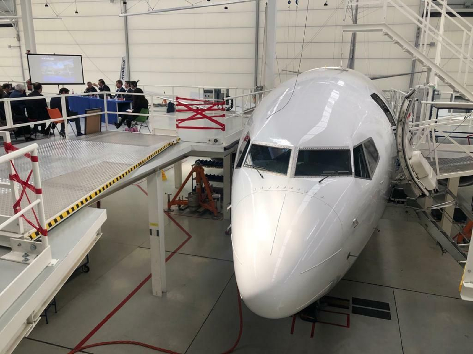 Un avión de Ryanair en una de las plataformas de mantenimiento del hangar de Sevilla.