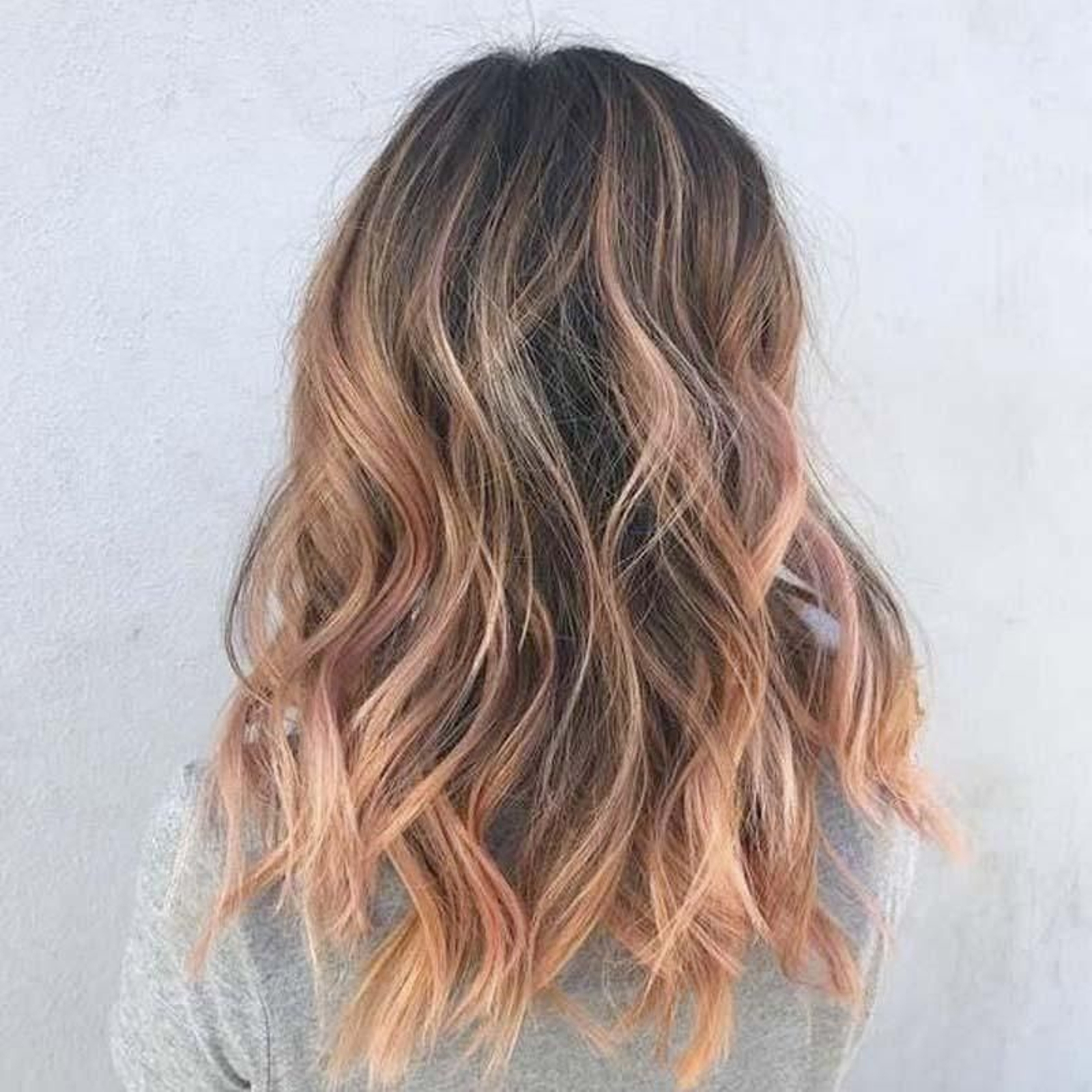 Mechas balayage para conseguir una coloración blorange. Mechas balayage para conseguir una coloración blorange.