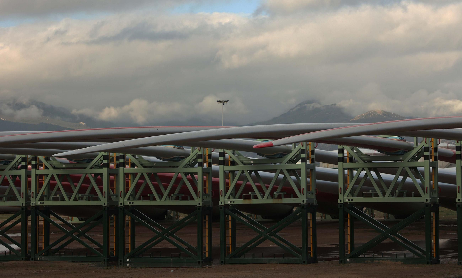 Los aerogeneradores descargados en el muelle de Isla Verde Exterior del Puerto de Algeciras, en imágenes