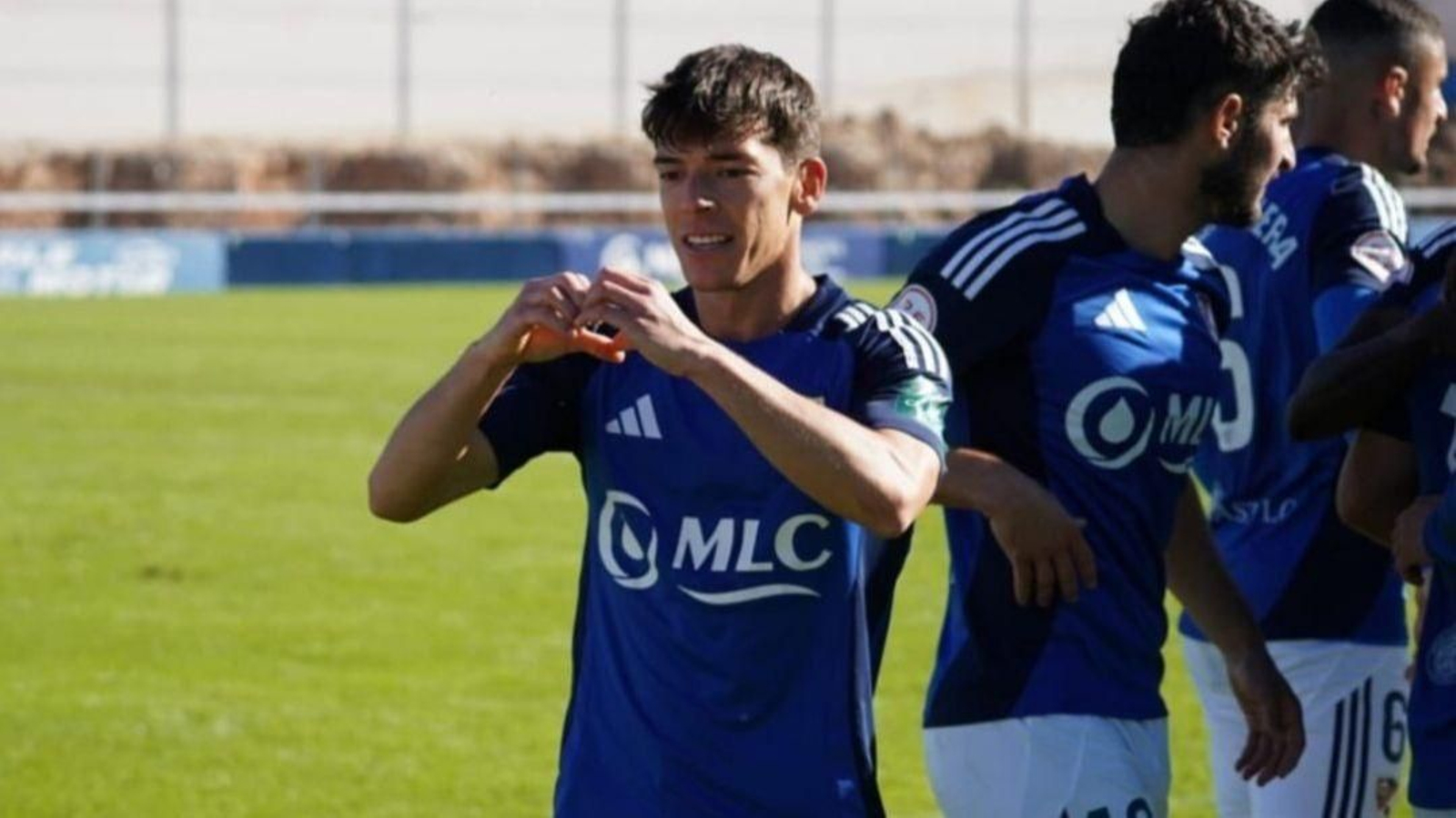 Juanjo Mateo celebra uno de sus goles con el Linares.