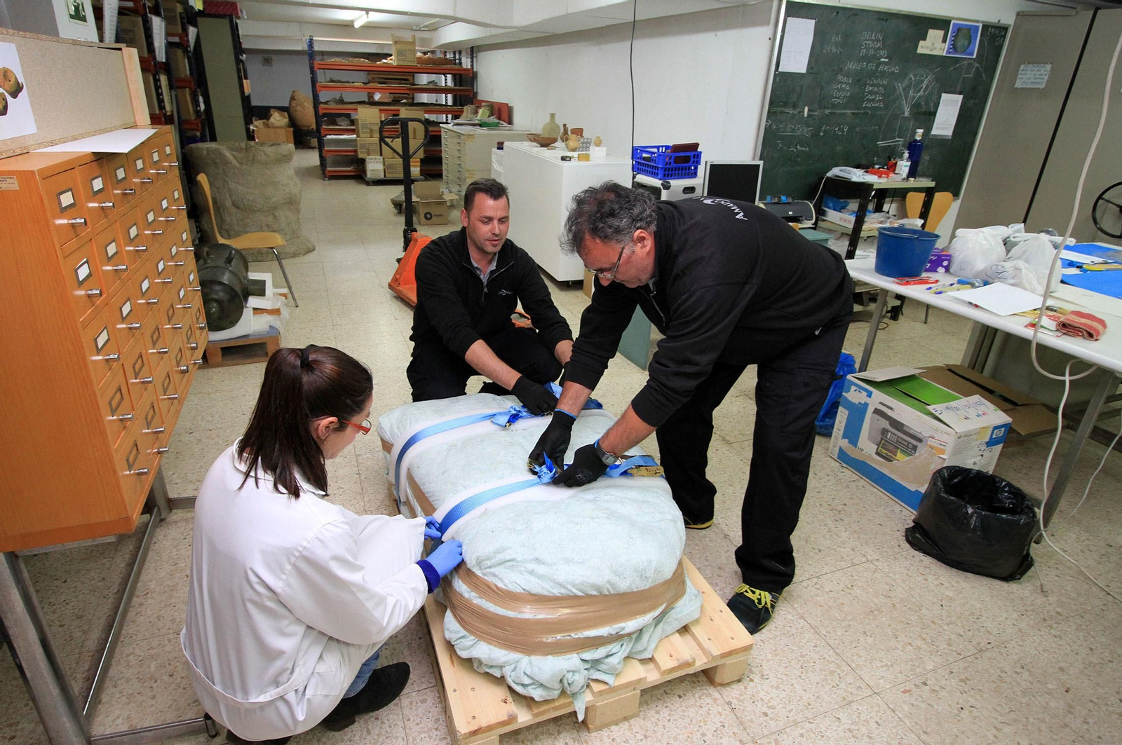Imágenes de la llegada al museo de Huelva de la estela de cerca de 5.000 años de antigüedad hallada en Cañaveral de León