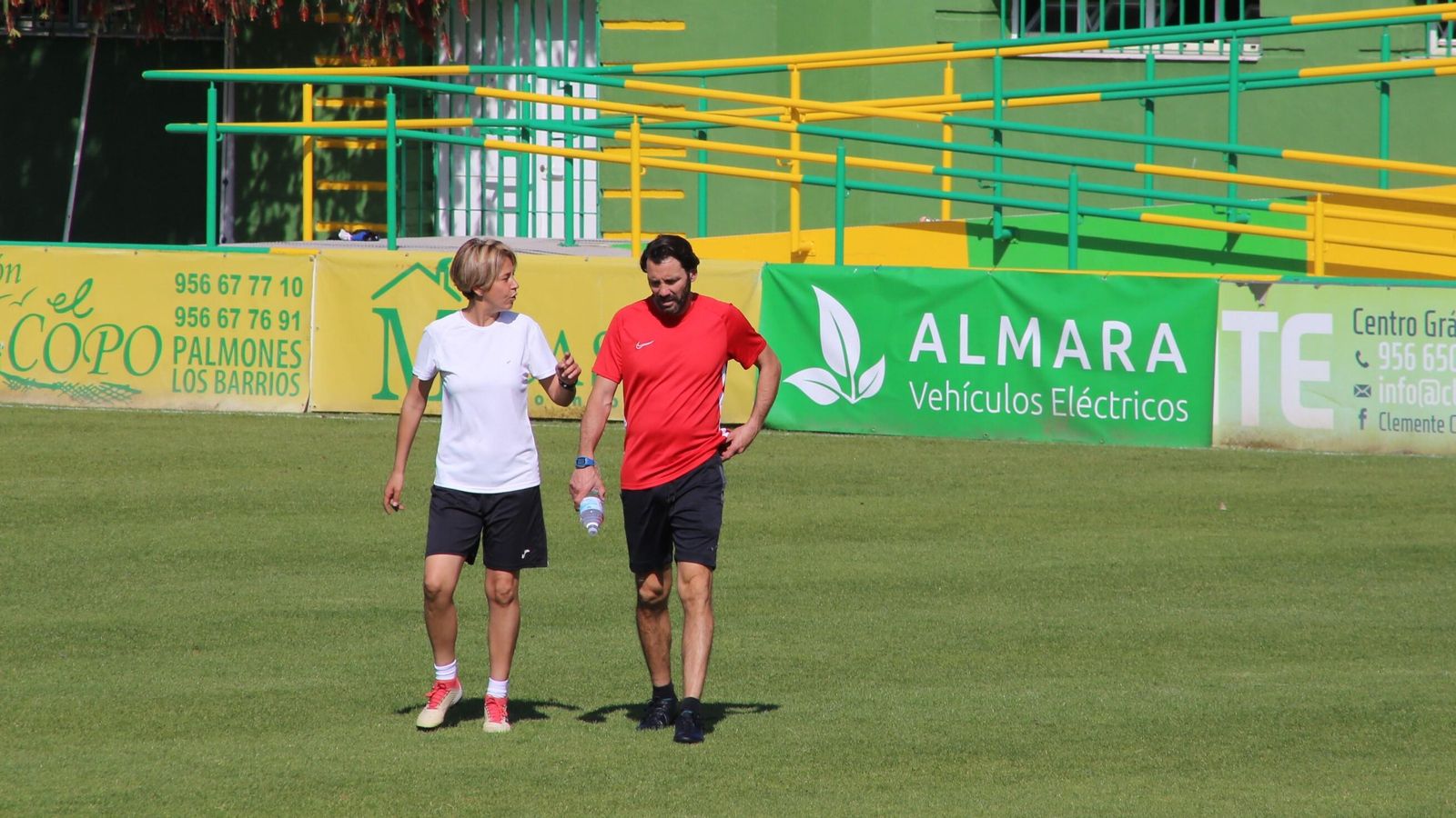 Rosano conversa con la segunda entrenadora, Montse Bustos.