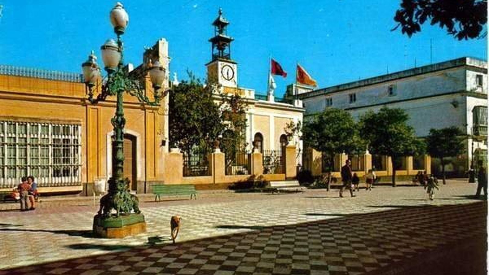 Plaza de Jesús, antes de una de las ultimas modificaciones, con la añorada farola de los leones