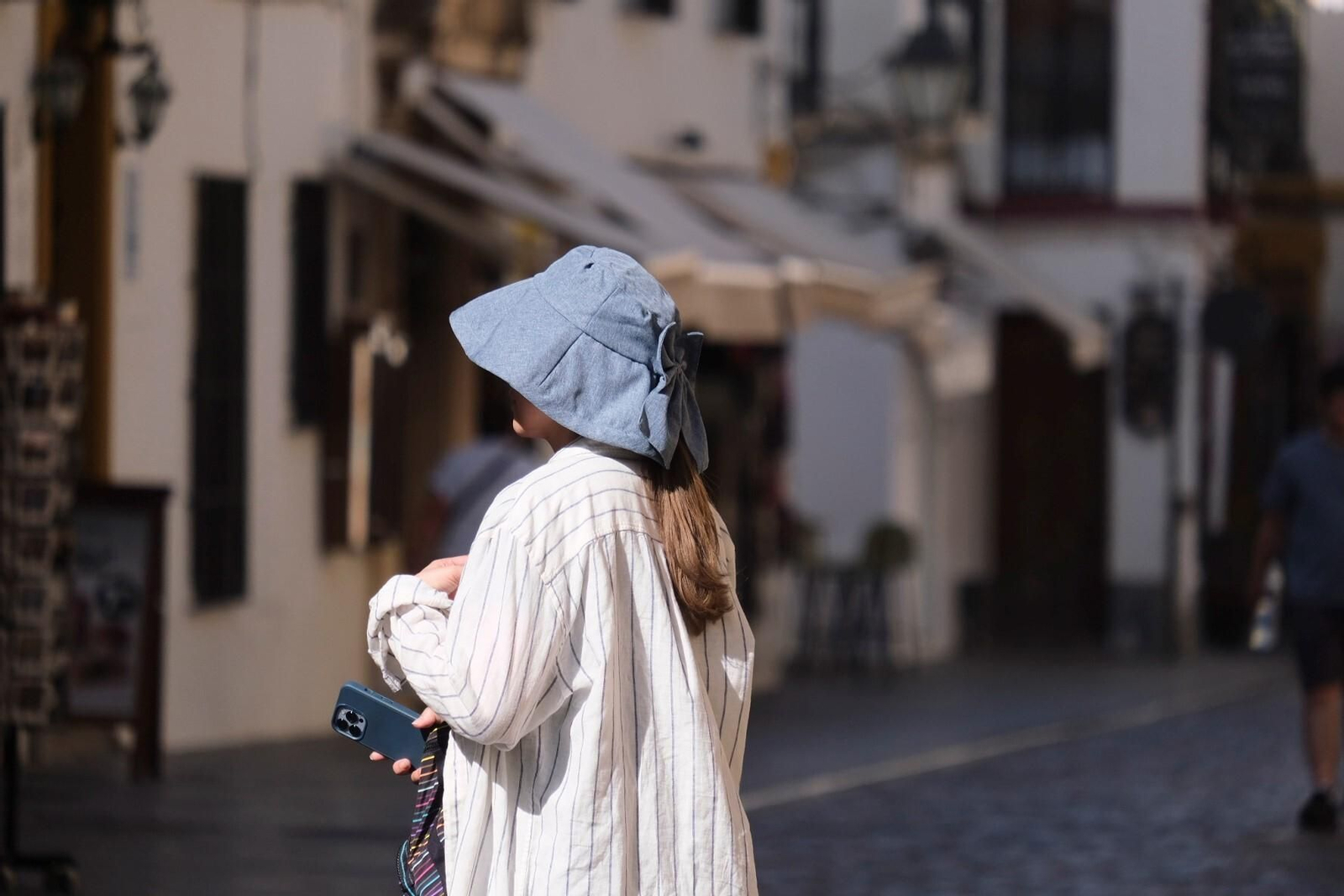 Una persona se protege del calor en Córdoba. Una persona se protege del calor en Córdoba.
