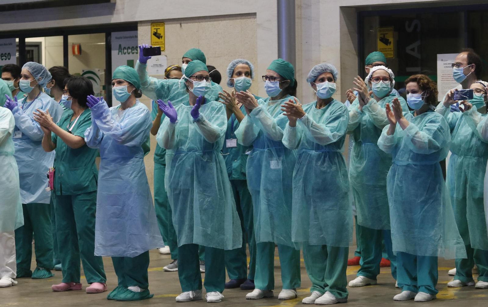 Los profesionales del Hospital Reina Sofía de Córdoba devuelven los aplausos de los cordobeses