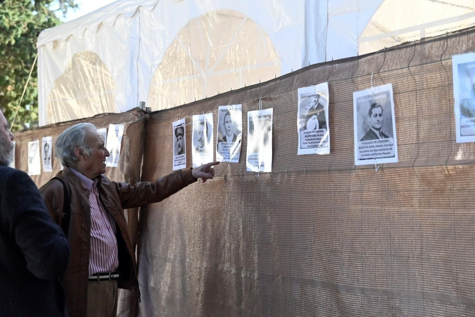 La plataforma Comisión de la Verdad recuerda a las víctimas del franquismo con un acto en el cementerio de la Salud, en imágenes