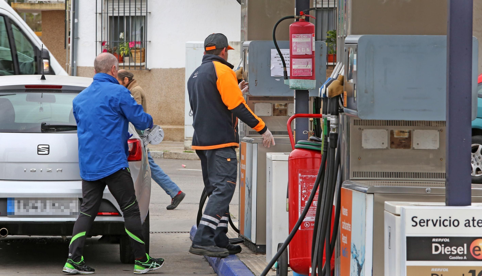Un empleado de gasolinera atiende a un cliente el miércoles por la mañana.