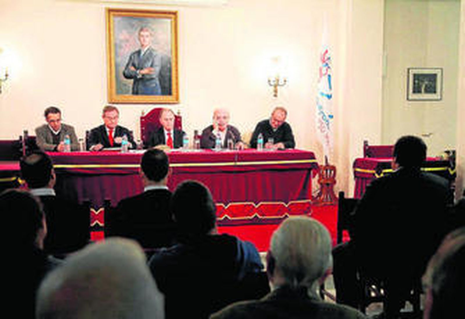 Momento ayer de la mesa redonda en la Academia San Dionisio.