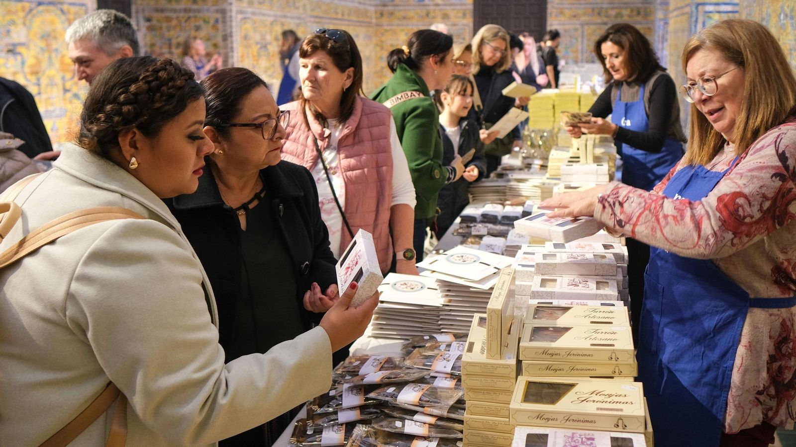 El público acude cada año fiel a su cita con los dulces de los conventos.