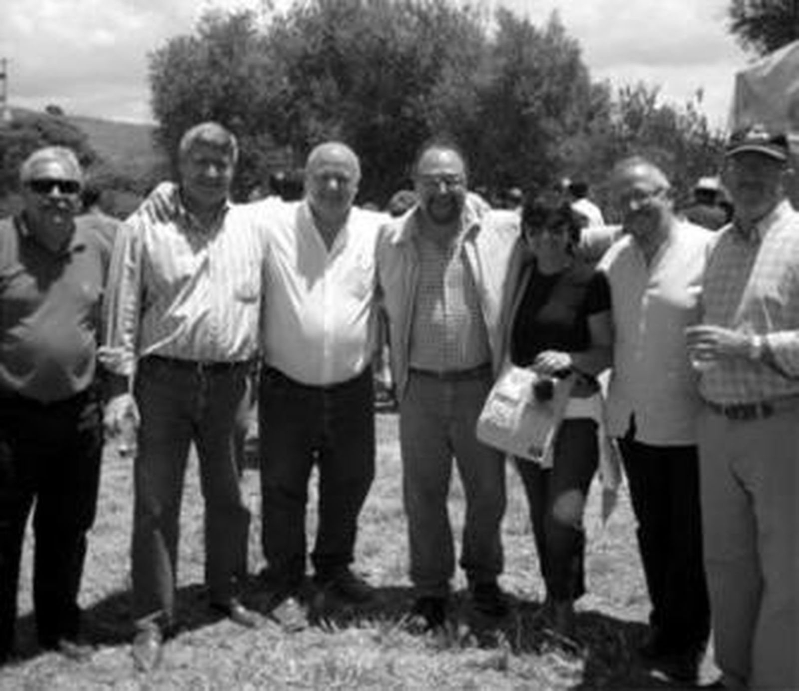 Gómez, en el centro, junto a políticos y amigos durante el homenaje.